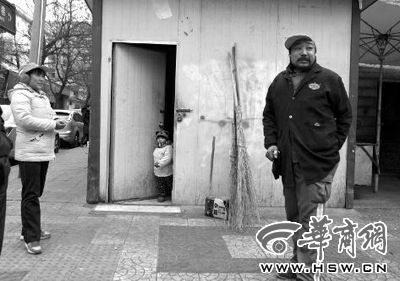 由于沒人照看,爸爸媽媽干活時(shí)帶著兩歲多的小韓靈  本報(bào)記者 董國(guó)梁 攝