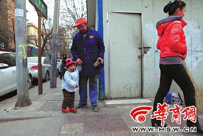 由于沒人照看,爸爸媽媽干活時(shí)帶著兩歲多的小韓靈  本報(bào)記者 董國(guó)梁 攝